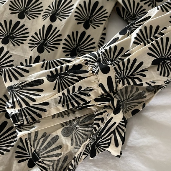 Collarless button-down with animal pattern. - Picture 2 of 5